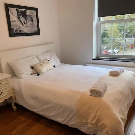 4 Bedroom Zone 1 Londra