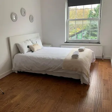 4 Bedroom Zone 1 Londra