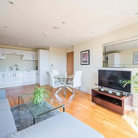 Charming Flat With Balcony Near Tower Bridge London