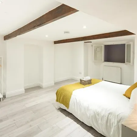 Family-friendly Garden Retreat Apartment London