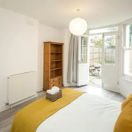 Apartment Family-friendly Garden Retreat London