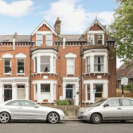 Family-friendly Garden Retreat Apartment London
