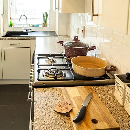 Adorable Hackney Flat With Balcony London