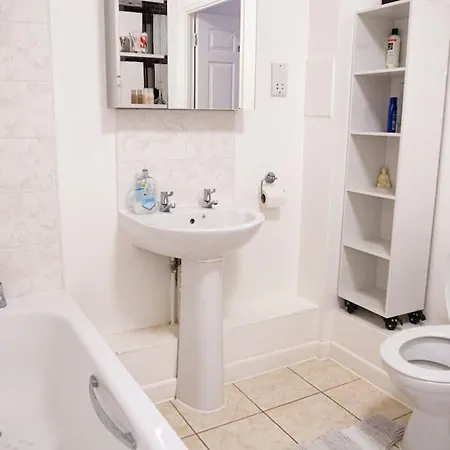 Adorable Hackney Flat With Balcony * London