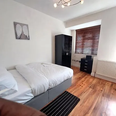 Spacious 5 Bedroom House London Holiday home Dagenham