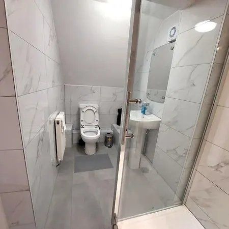 Holiday home Spacious 5 Bedroom House London Dagenham