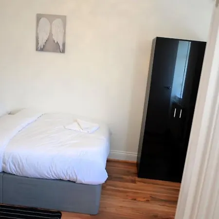 Spacious 5 Bedroom House London Holiday home