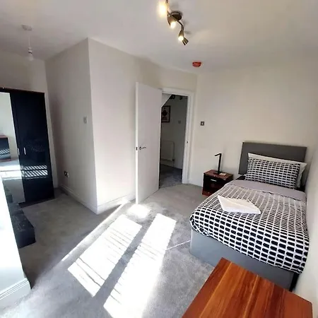 Holiday home Spacious 5 Bedroom House London