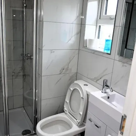 Spacious 5 Bedroom House London *