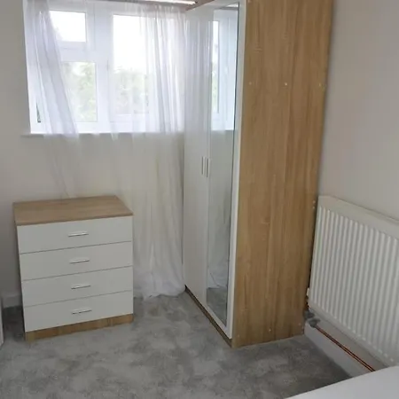 Spacious 5 Bedroom House London Dagenham