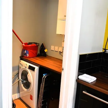 Spacious 5 Bedroom House London * Dagenham