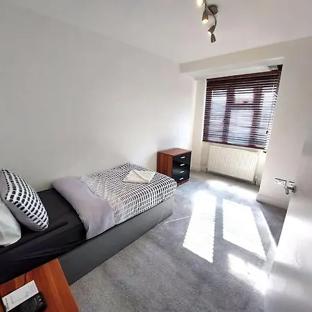 Spacious 5 Bedroom House London