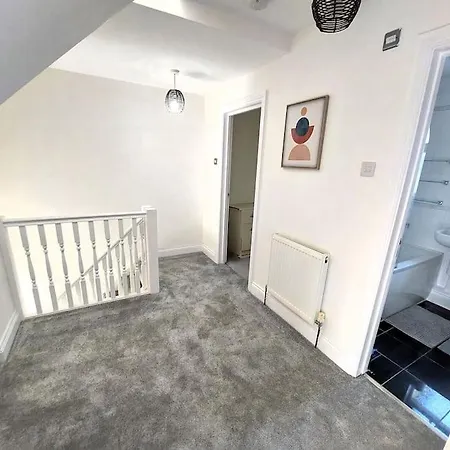 Holiday home Spacious 5 Bedroom House London Dagenham