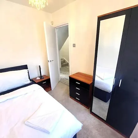 Spacious 5 Bedroom House London *