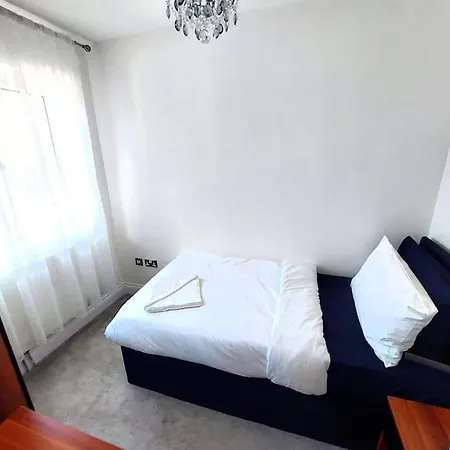 Spacious 5 Bedroom House London Dagenham