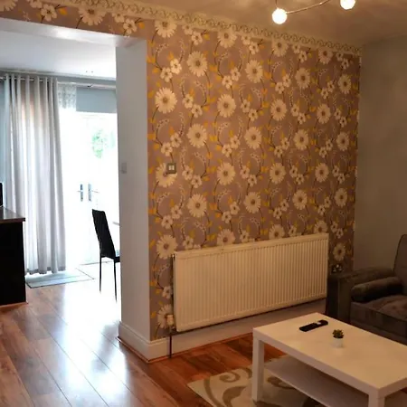 Spacious 5 Bedroom House London * Dagenham