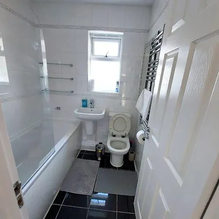 Spacious 5 Bedroom House London Holiday home Dagenham