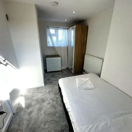 Spacious 5 Bedroom House London *