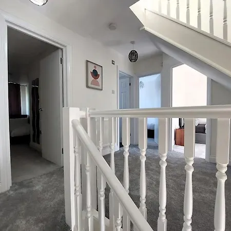 Holiday home Spacious 5 Bedroom House London *
