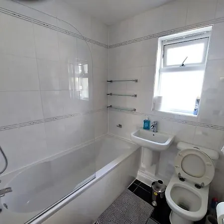 Spacious 5 Bedroom House London * Dagenham