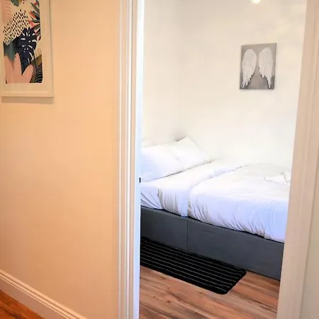 Spacious 5 Bedroom House London *