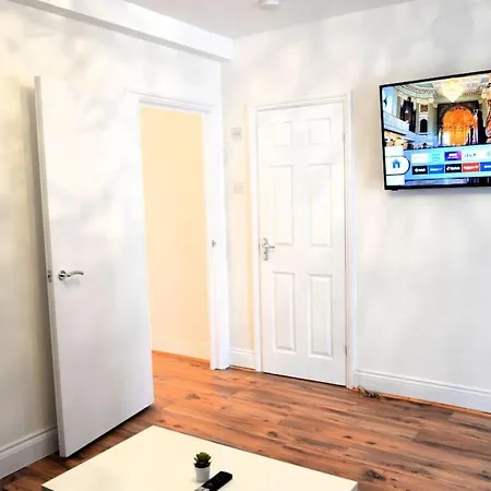 Holiday home Spacious 5 Bedroom House London