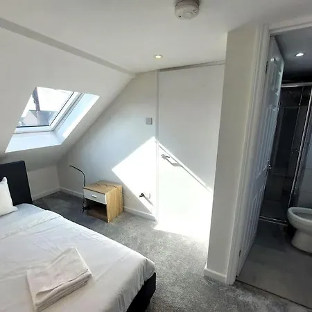 Spacious 5 Bedroom House London