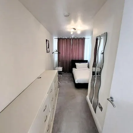 Spacious 5 Bedroom House London Holiday home