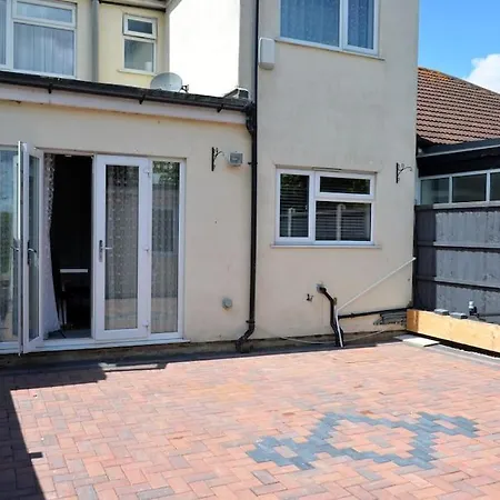 Spacious 5 Bedroom House London