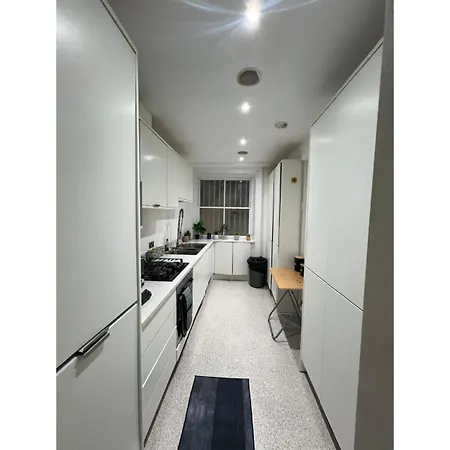 Fabulous 3 Bed Flat Near Edgware Road Station Apartment