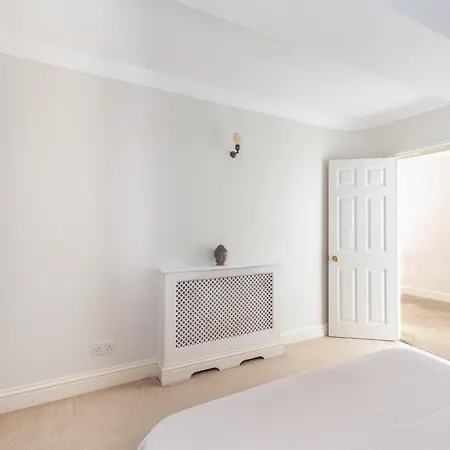 The Ealing Apartment *