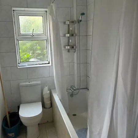 Spacious Two Bedrooms Dagenham