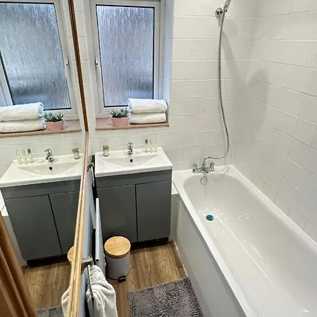 Central Three Bedroom Apartment *