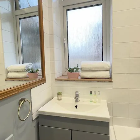 Apartment Central Three Bedroom *