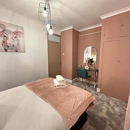 Central Three Bedroom Apartment *