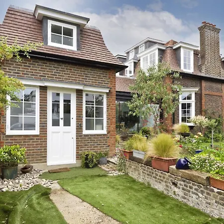 London-apartment-sleeps2-privateentrance Apartment London