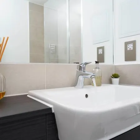 Apartment Luxury 2 Bed 2 Bath Cntrl *