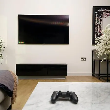 Luxury 2 Bed 2 Bath Cntrl Apartment *