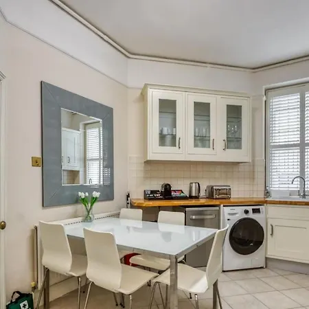 2bed 2bath Earls Court Apartment *