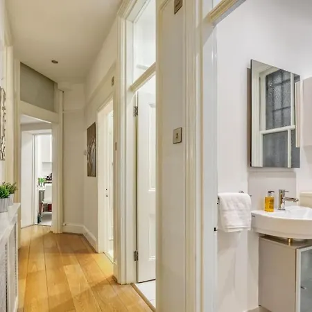 2bed 2bath Earls Court Apartment London