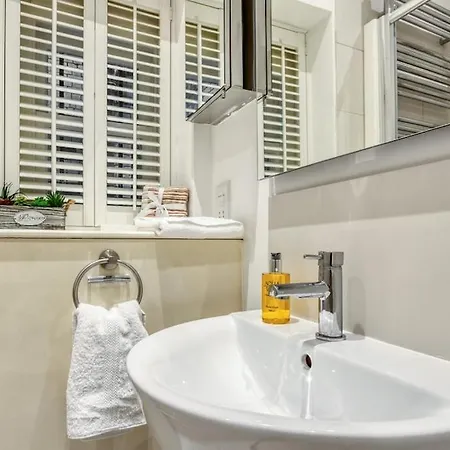 2bed 2bath Earls Court Apartment