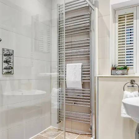 2bed 2bath Earls Court Apartment London