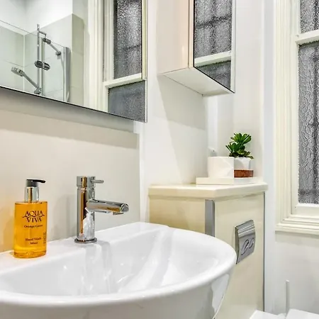 2bed 2bath Earls Court *