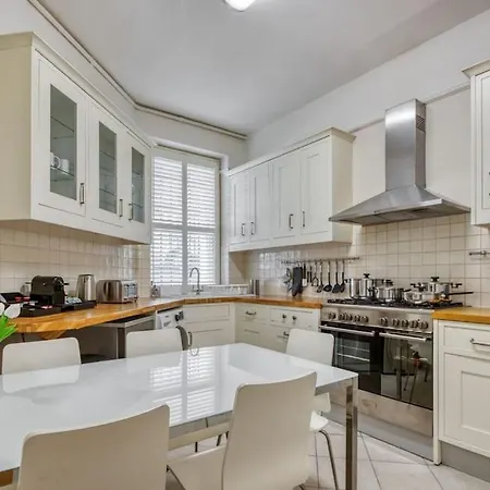 2bed 2bath Earls Court * London