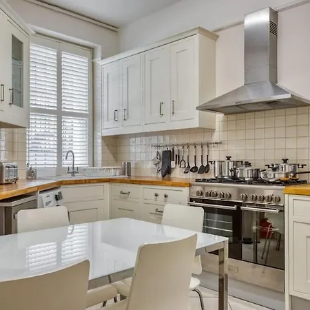 Apartment 2bed 2bath Earls Court *