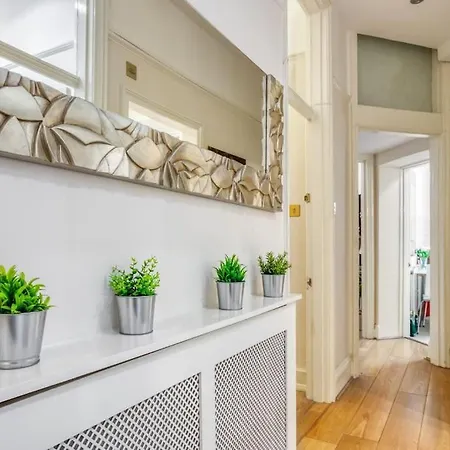 2bed 2bath Earls Court Apartment *