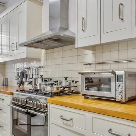 2bed 2bath Earls Court Apartment London