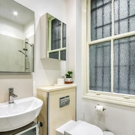 2bed 2bath Earls Court Apartment London