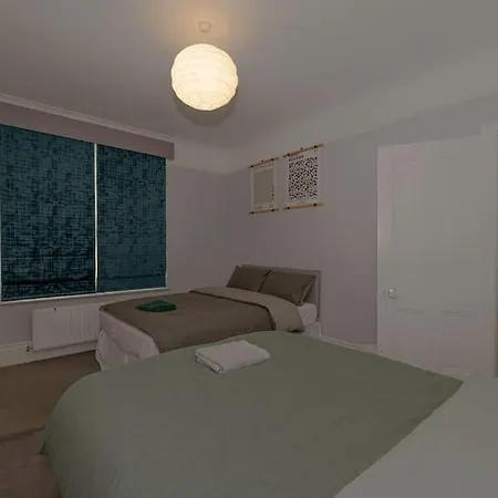 #chic 6-bedroom London Retreat# *