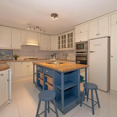 #chic 6-bedroom London Retreat# *